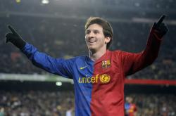 梅西在曼联比赛中重要助攻，重返赛场引发热议！观众掌声雷动