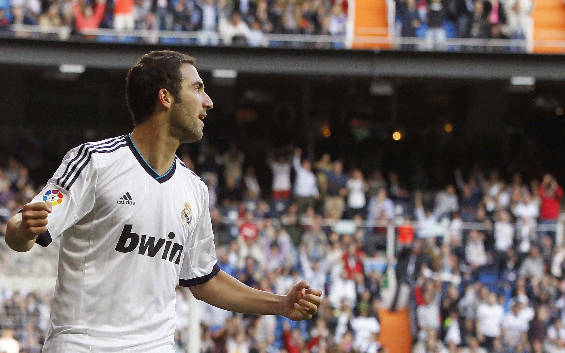 科维托娃重返赛场，首战大比分取胜，状态出色，切尔西观众沸腾！全场沸腾不已